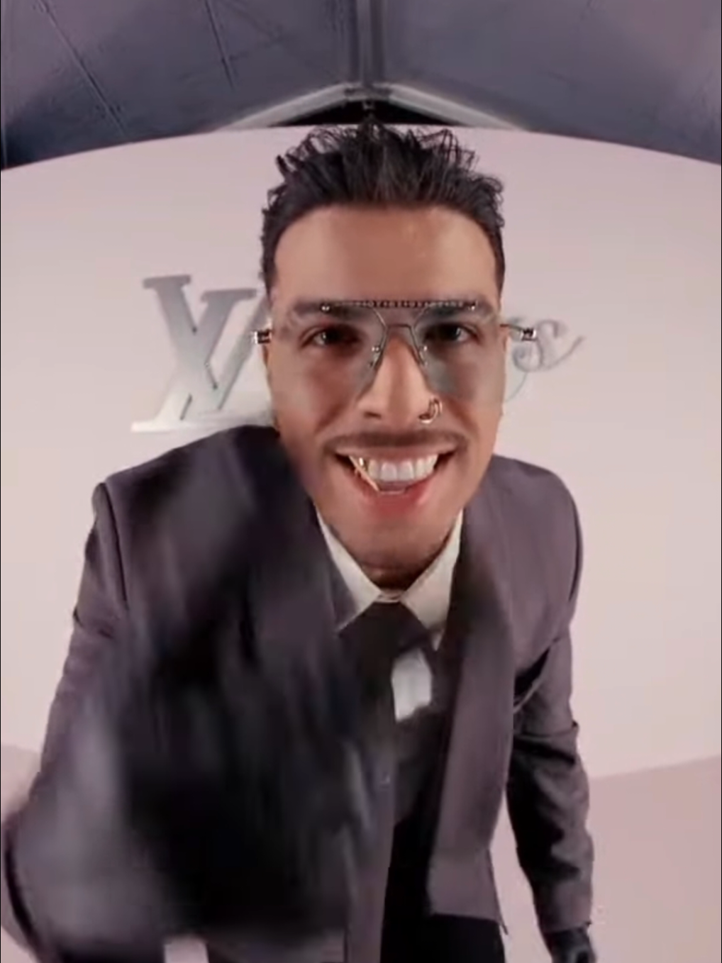 🩶🔥 @rauwalejandro #fyp #rauw #parati #rauwalejandro #cosanuestra #louisvuitton #fashionweek 