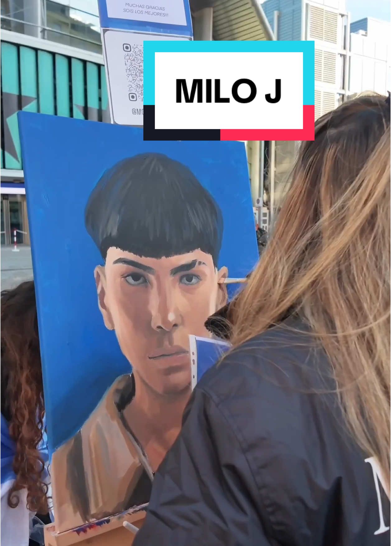 Pintando a @Milo J en el @Movistar Arena España muchísimas gracias a todos por el apoyo que me disteis ese día, fue realmente increíble ❤️✨ #pintandouncuadroenelconcierto #pintandouncuadroenlafiladelconcierto #pintandouncuadroenlacoladelconcierto #artistsoftiktok #chicapintandouncuadro #concierto #movistararena #miloj #cuadromiloj 