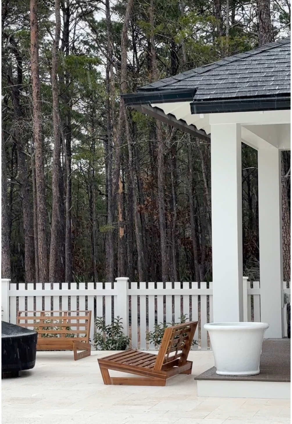 I actually cannot believe this!! It’s so beautiful 🥹❄️ • • 30A, Florida • #snowinflorida #floridasnow #snowing #ismellsnow #loreliegilmore #gilmoregirls #snow #snowday #fyp #fypシ #viralvideo 