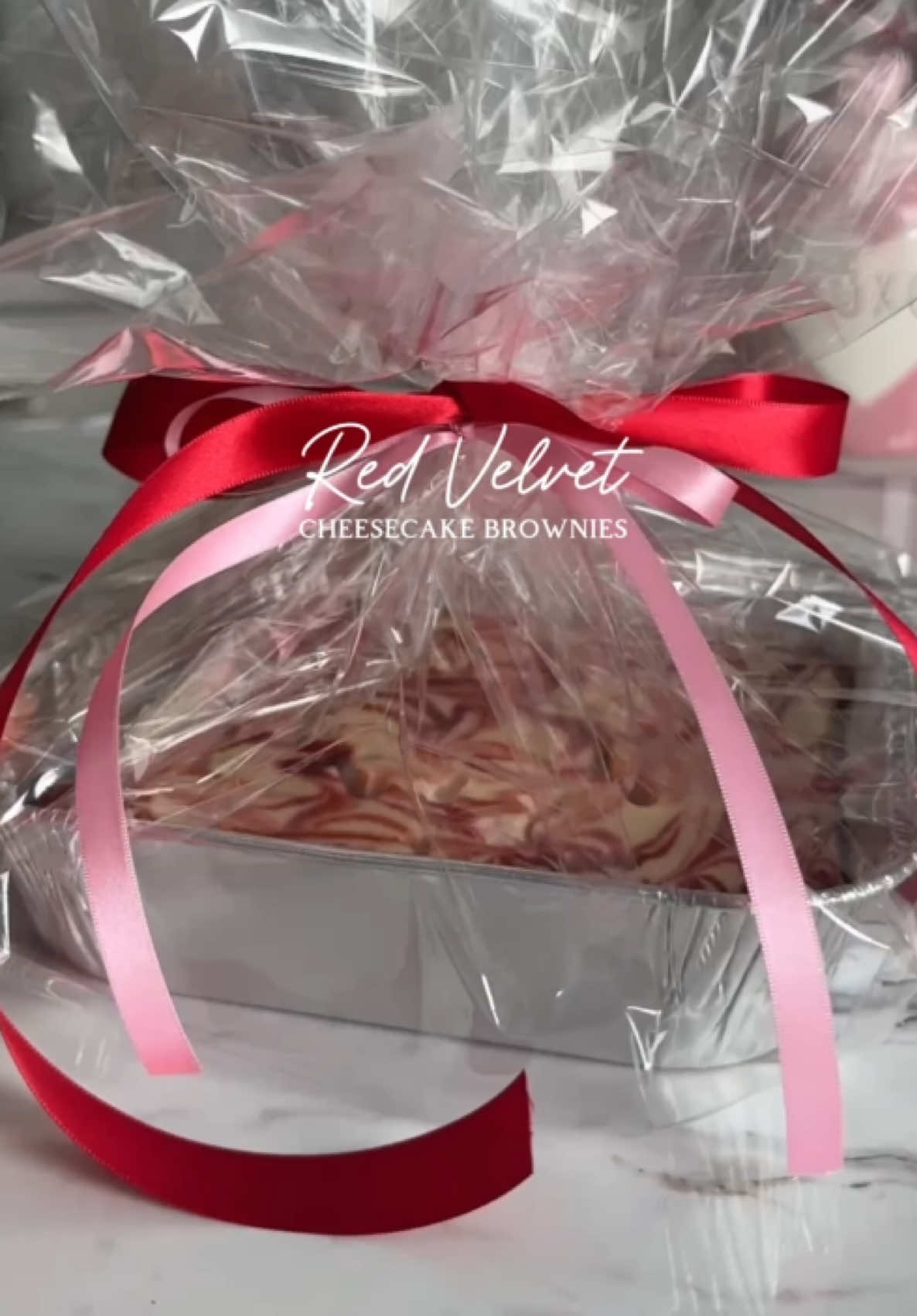 RED VELVET CHEESECAKE BROWNIES  🤤👩🏻‍🍳🍫🏹💝🌹  La idea más linda para regalar este San Valentín, yo hice 3 bandejitas para regalar y utilice los siguientes ingredientes: Para el brownie: 2 Cajitas de harina preparada para Brownies 4 huevos 4 cucharadas de leche 1 taza de aceite  Para el cheesecake: 380g queso crema  1/2 taza Azúcar blanca 1 cda de vainilla  2 cucharadas de fécula de maíz  4 cucharadas de crema  2 huevos a temperatura ambiente  1. En un bowl agregar la harina para brownies, huevos, leche y aceite. Batir para incorporar perfectamente los ingredientes y opcionalmente agregar chispas de chocolate blanco y/o nuez picada. 2. En un bowl acremar el queso crema, agregar azúcar, vainilla, fécula de maíz, crema y huevos. Batir para incorporar perfectamente los ingredientes. 3. Untar mantequilla y espolvorear harina en 3 bandejas individuales de REYNOLDS. Dividir la mezcla de brownies en las tres bandejas y después agregar la mezcla de cheesecake.  4. Hornear a 170 grados por 35 minutos aprox. 5. Dejar enfriar para empacar. Y listooooo PURA COMEDERA PURA GOZADERA 👩🏻‍🍳 @reynolds_consumer #ReynoldsMexico #postre #sanvalentin #ValentinesDay #redvelvet #cheesecake #valentinesdaygift #valentinesdayideas 