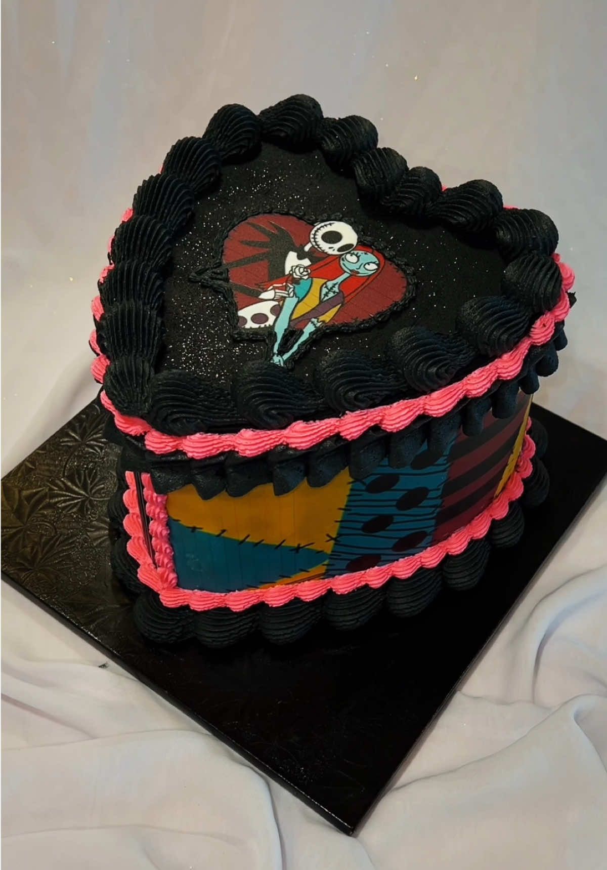 The nightmare before Christmas heart shaped cake for 20-25 servings #jackskellington #cakes #1 #viralvideo #parati #paratii #nightmarebeforechristmas #cakesoftiktok #sally #thenightmarebeforechristmas 