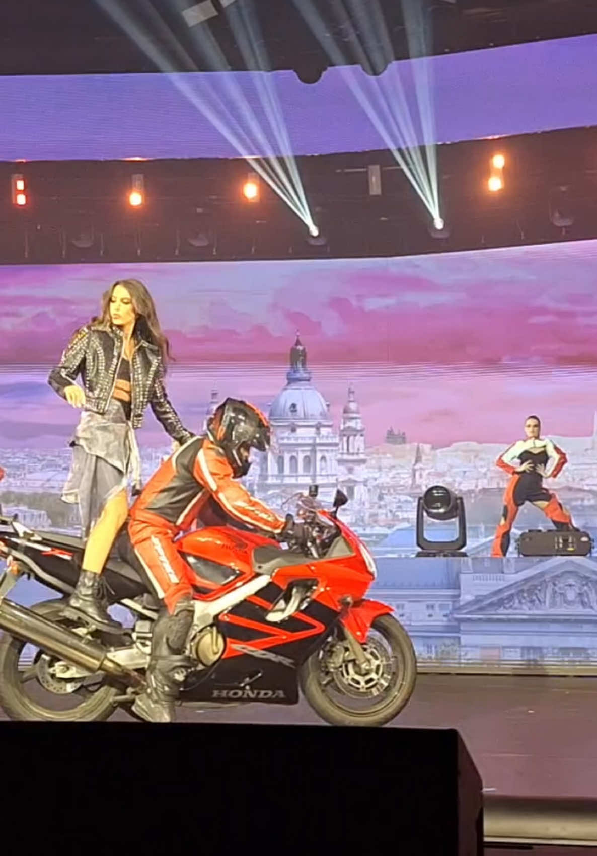 A TÓTH ANDI! 🤩🥹❤️‍🔥 Elképesztő amit ez a lány művel! 🔥💥Nagy veszteség,hogy már nem énekel! 🙃 #tothandi #singer #concert #music #billieeilish #sexy 