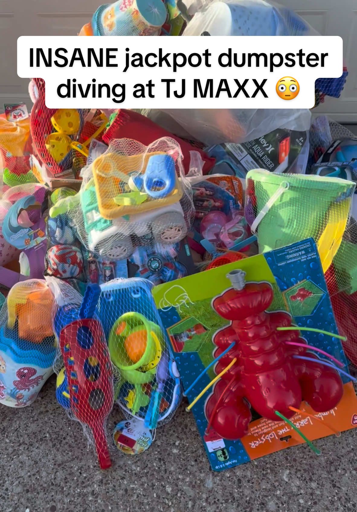 They loaded this entire dumpster.. 😳 #dumpster #dumpsterdiving #insane #tjmaxx #toys #glamourddive 