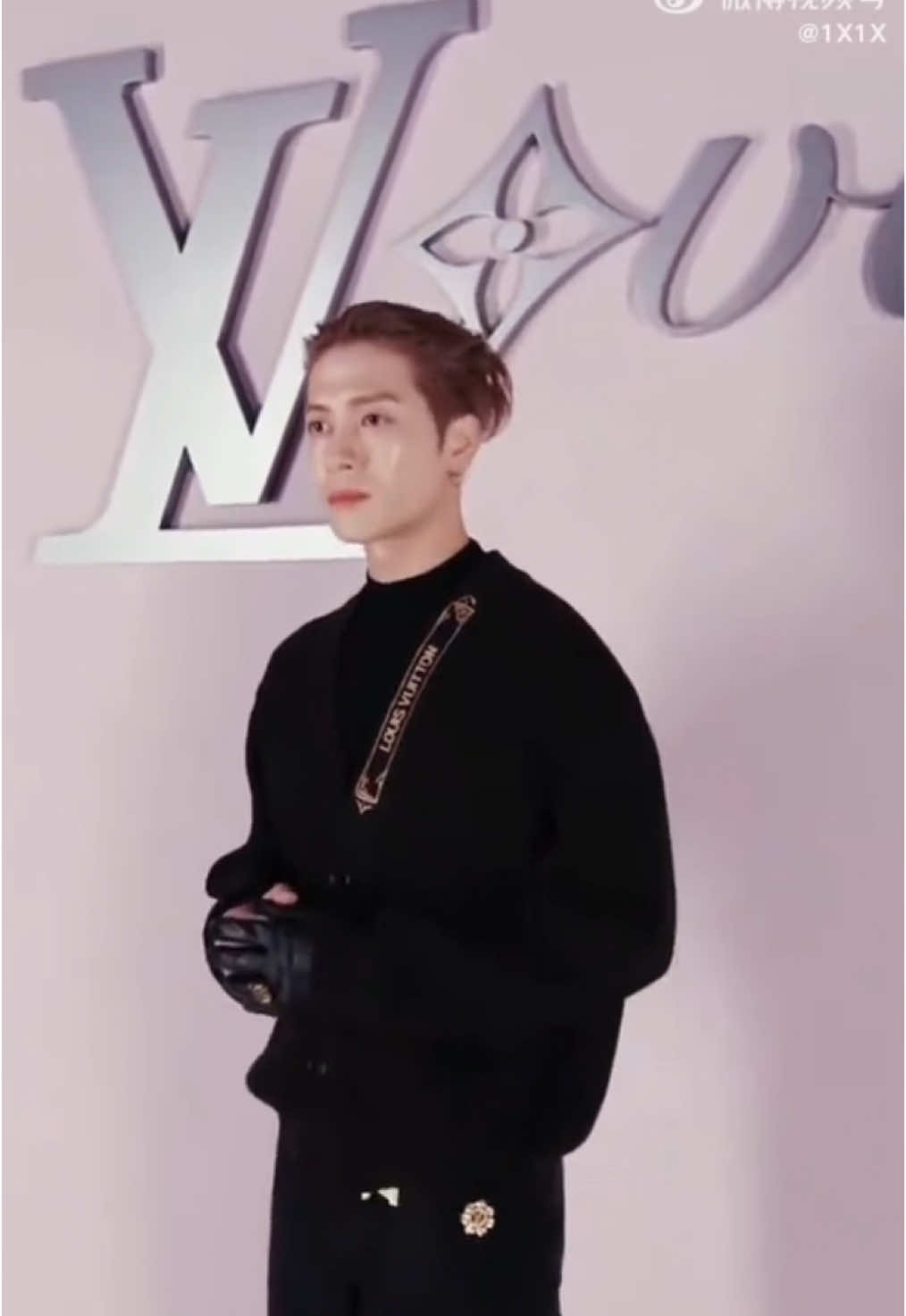 Jackson Wang arrives at the Louis Vuitton Men’s Fall/Winter 2025 show at Paris Fashion Week. #JacksonWangxLVMenFW25 #LVMenFW25  #jacksonwang #แจ็คสันหวัง #fypシ 
