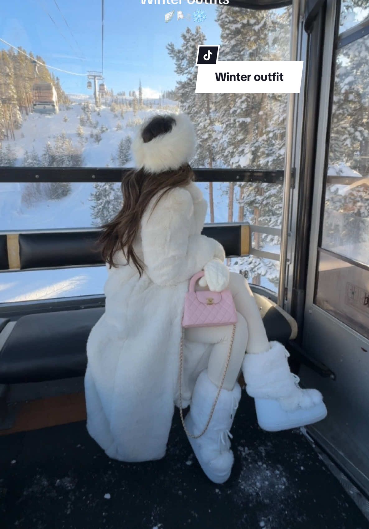 My fav winter look💘  #snowaesthetic #justagirl #moonboots #skioutfit 