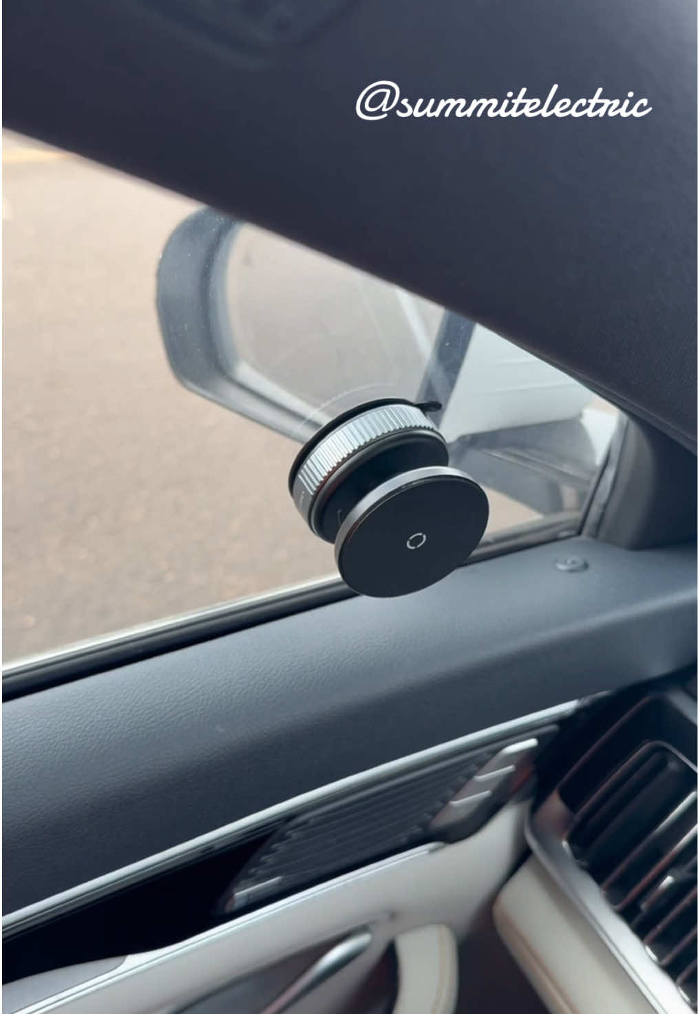 Car accessories phone bracket for car strong magnetic vacuum suction absorption #tiktokjumpstartsale #caraccessories #carphoneholder #foryou #tiktok #fyp #tk #foryoupage 