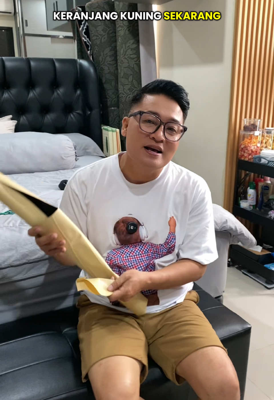 Solusi buat sofa kalian yg robek nih, aku spill sticker kulit sofa leather yg super bagus banget🫶 kalian bisa liat sendiri yaa guys senyatu apa kulit sofa aku sama sticker kulit ini😍 jadi kalian gausah khawatir lagi kalo sofa kalian robek, udah tersedia banyak warna dan berbagai ukuran yah🥰 yuk langsung aja cek keranjang kuning, 2025 sofa anti robek🫶 #fypシ゚viral #masukberandafyp #fypシ #merryraffiahmad #stickersofa #stickerkulitsofa #stickerkulit #alatrumahtangga #alatrumahtanggaunik #perabotanrumah #sofa #sofakulit 