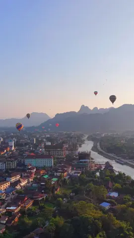 It's simply amazing to overlook the beautiful scenery of Vangvieng while riding a hot air balloon, ride the waves on a boat in Vangvieng, and watch children bravely diving into the water in Vangvieng.#laos🇱🇦 #vangvieng 