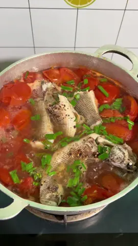 #Canh cà chua#cá kho khô#monngonmoingay #nauancungtiktok #xuhuong 
