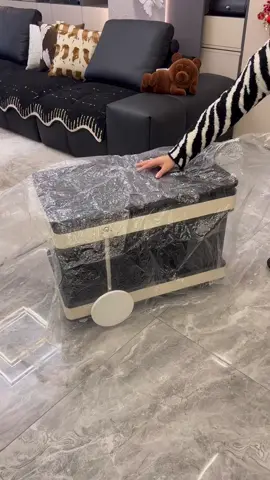 Chiếc tủ bên hông Sofa với thiết kế thông minh, có thể nâng lên, xoay linh hoạt, phù hợp làm bàn cà phê, trợ lý văn phòng, hoặc xe đẩy đồ ăn nhẹ #medobepnoidiatrung 