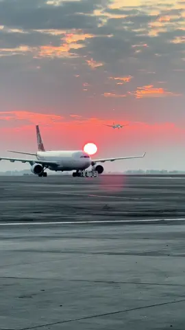 Rate this vedio out of 10 #qatarairways #qatartiktok #takeoff #landing #pakistan #qatar🇶🇦 #emiratesairlines #fype #unitedkingdom #pushback #cdgairportparis🇫🇷 #usa_tiktok @Aviation_Hero1 @✈️🦋sunnyasmi786🦋✈️ @noor khan @Dxpatcher.hassan 