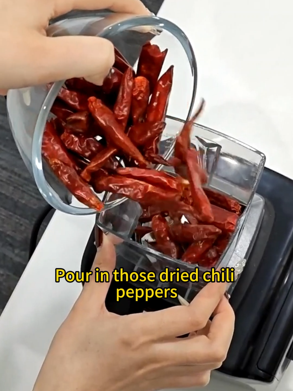 Turn dried chilies into the perfect spice blend in seconds! 🔥🌶️ #blender #blendedfamily #prasky  #SpicyFood #KitchenHacks 
