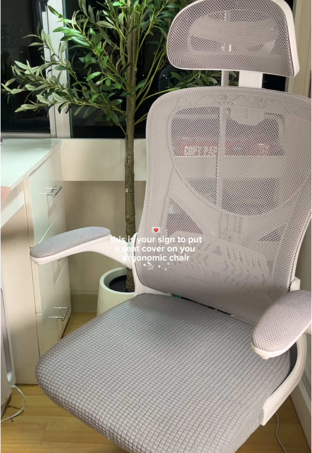 doing this would help protect your ergonomic chair from spills, stains, and daily wear and tear, extending its lifespan and keeping it looking clean and fresh for longer ✨ #chaircover #ergonomicchaircover #seatcover #seatprotector #officechaircover #stainprotection 