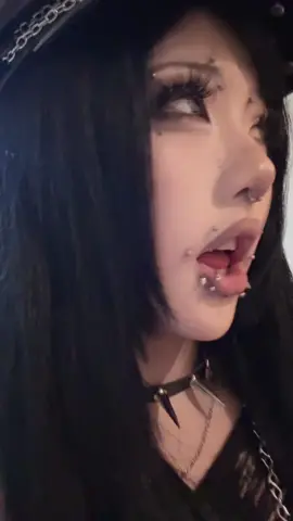 Choker and blue hair extensions from @ROMWE use my code “fishfQ4” for $$$off ID: sj2404287837868424 rb2111032922011387 #romwe #romweholiday #romwepartner #romweholidayvibe #fyp  #🇨🇳 #08 