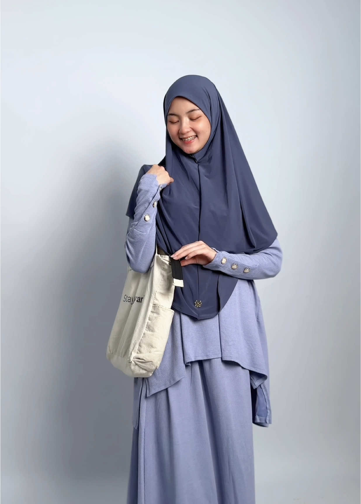 Tim warna mana, Yooya? 🫣 Khalisa One Set ada warna baru nih! Ada Cookies Milo & Ash Blue. Cocok buat kamu yang suka warna soft dan ngga ketinggalan jaman. Yuk, buruan dapetin warna favoritmu sebelum kehabisan! 🫶🏻 #YooraSarah #StaySyari #KhalisaOneSet 