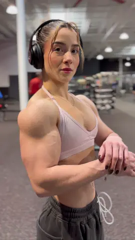 Locked in & very concentrated 🔒    RESTOCK TODAY @ 12 pm PST @YOUNGLA CODE: RIVERA   #gymgirl #gym #gymmotivation #lift #liftheavy #lifting #fit #Fitness #muscle #musclemommy #bulk #cut #lean