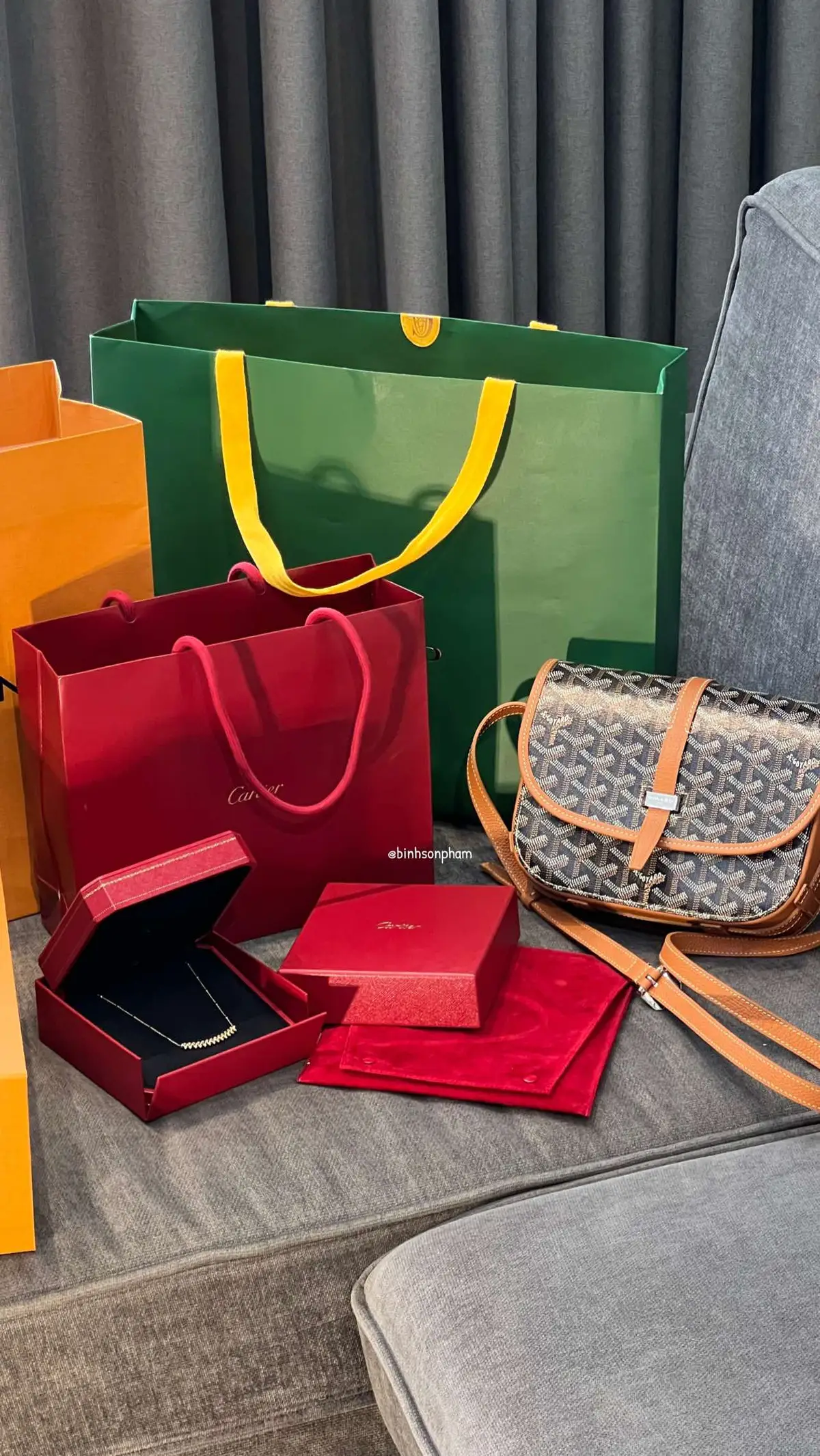 Vũ trụ hãy gửi nhiều thật nhiều việc xuống để con làm đầu tắt mặt tối nhé ạ. #shopping #review #goyard #cartier #louisvuitton 