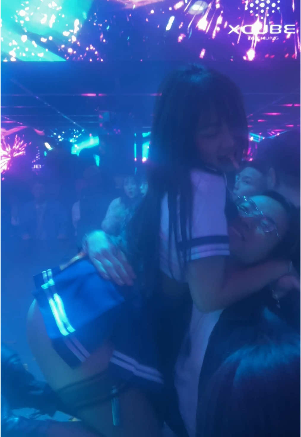 外面氣溫只有八度，小姐姐胸膛有八十度👅 #xcube #nightclub #taichung #party #dance #music #夜店 #台中 #夜生活 #台中夜店 #蹦迪 #派對 #台中夜生活 #音樂 #熱門 #玩樂 #上熱門 #我要上熱門 #熱門推薦 #上熱門通知我 #上推 #流量密碼 #流量 #小姐姐 #辣妹 #保暖 