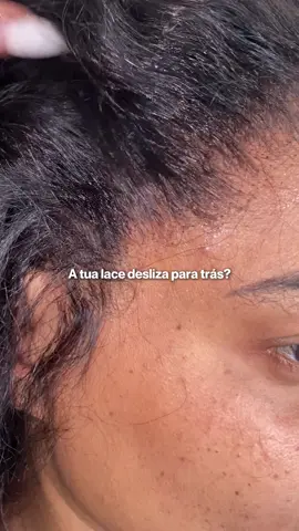 Aqui está a resposta 👇 Primeiro, garante que estás a usar a cola INTACTA, caso contrário… girl, what are you doing? 🙈 Se já usaste a cola intacta (a cola que uso para todas as aplicações) e não deu muito certo, aqui está coisas a considerar para melhores resultados: — 1️⃣: A largura das camadas tem de ser larga o suficiente 2-3 centímetros no mínimo porta dar uma boa área de suporte à lace, ao invés de uma linha de cola; — 2️⃣: Como sabes, quanto mais camadas usadas, mais resistência oferece à aplicação mas tens de certificar que cada camada, ao espalhar, é fina o suficiente e que não sejam grossas… a cola tem que secar rápido. Se demorou muito tempo, é porque a camada foi muito grossa. — 3️⃣: O que nos leva ao terceiro ponto: na última camada, não deves passar demasiado tempo para baixar a lace e fixá-la. Poucos segundos e tens de baixar logo a lace e PRESSIONAR com os dedos por toda a área a ser colada para criar a ligação forte entre a lace e a cola! — 4️⃣: Evita produtos como fera nos baby hairs, ou outros produtos à base de óleo gosto que óleo não dá muito bem fim a química da cola! Ao fim ao cabo, pode haver certos casos em que a cola não pegou em certas áreas isso é perfeitamente normal. — 5️⃣: Em algumas áreas a lace seca mais rápido do que outras visto que a distribuição de cola pode não ser exatamente igual por todas as áreas, o que nesses casos é retocar com cola  essas áreas que tudo fica resolvido; 💡Convém também reforçar que a resistência de cola depende da química de pele de cada um sendo que nas primeiras 48 horas deves evitar atividades intensas para evitar calor na pele. 🚨 RESTOCK da cola dia 29 de Fevereiro!!! clica no lembrete, coloca na tua agenda, só não percas este restock!!! 🚨 Se estas dicas forem são úteis, guarda este vídeo, curte e comenta um coração! 💖  ___ . . . . . . . #themoonlightcabelo #colaintacta #coladeperucas #aplicaçãodeperuca #perucashumanas #lacerealista #perucaslisboa #wighairstylist #cabelosdeverão #palops #portugal #blackgirlexcellence.