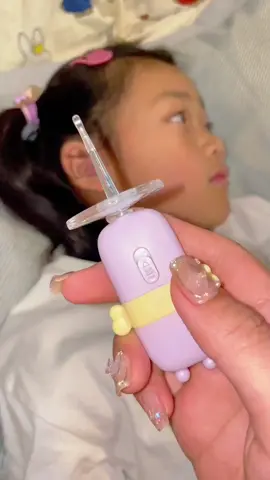 My daughter keeps complaining that her ears are itchy recently, which makes me shocked when I see her! Fortunately, my husband bought this luminous ear spoon, which is really good. It comes with a lighted magnifying glass so you can see clearly. Mothers must clean their babies’ ears regularly! 