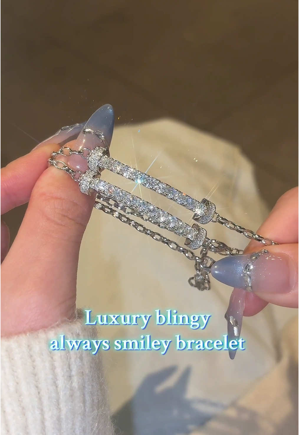 Step into a world of fantasy and luxury with our meticulously crafted jewelry.#ysdd_jewelry #sterlingsilver #moissanite #giftideas #luxury #finejewelry #giftideas #bracelet #bangle 
