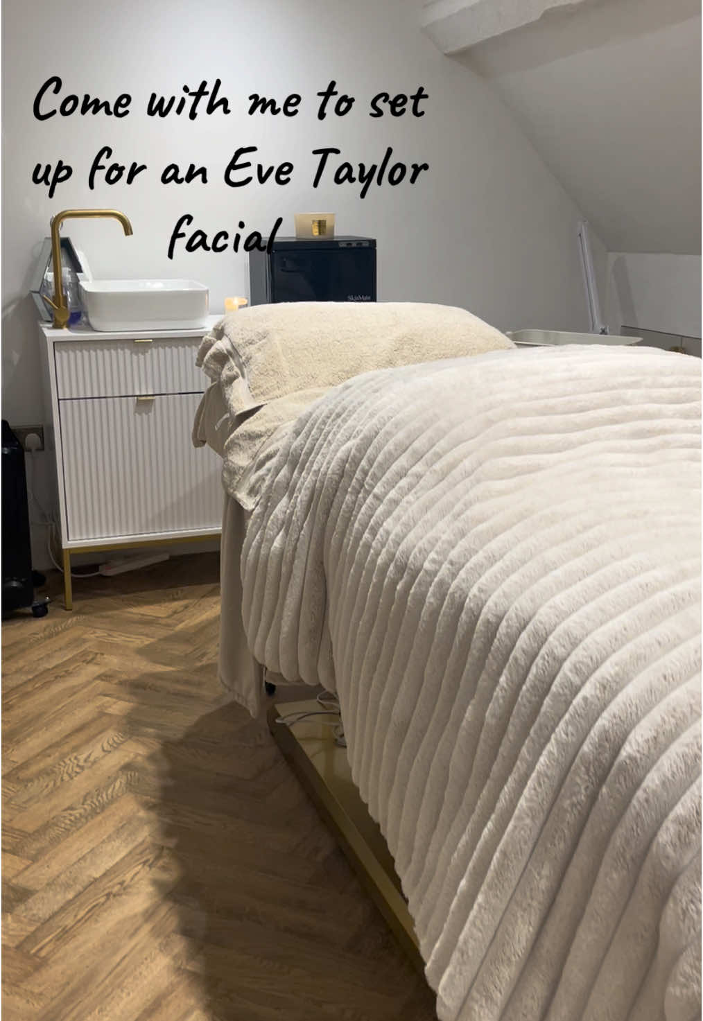 Come set up with me for an Eve Taylor facial 🧖🏼‍♀️✨🫧 @Eve Taylor  #evetatlorfacial #facialsetup #facial #cosyroom #treatmentroom #beauty #beautytherapist 