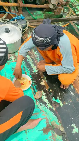 mangan ngene ae wes do bungah slur... perkoro enak orane urusan mburi!! pokok e mangan!! #storynelayan #nelayanstory #nelayan #fypage #efyp #mukbang #makan #seafood #makanikan 