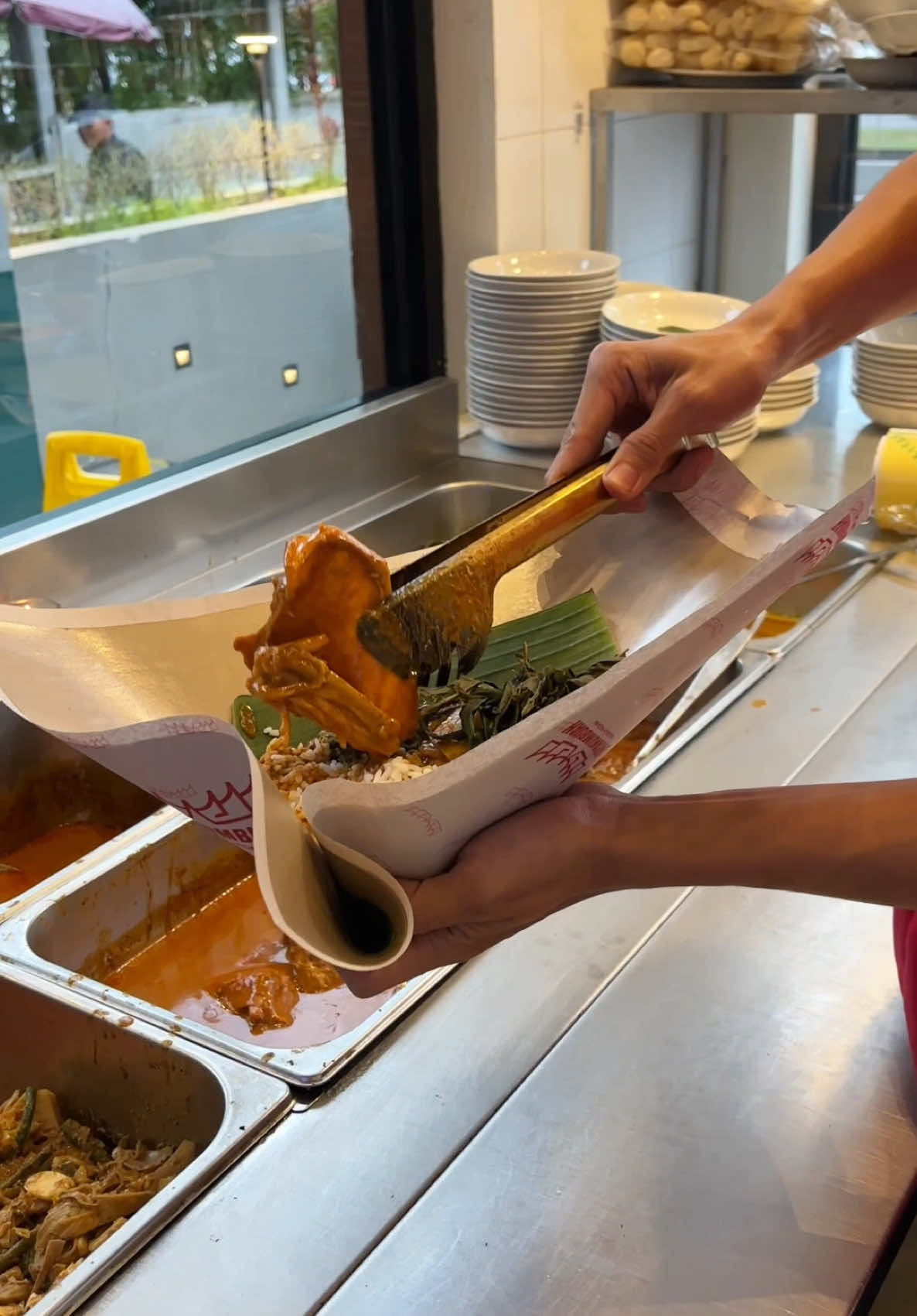 LEBIH NIKMAT DIBUNGKUS Makan nasi padang di bungkus banyak jadi pilihan para penggemar makanan khas Tanah Minang Selain lebih hemat dan praktis, porsinya juga lebih banyak Jangan lupa tambahkan lauk kesukaan sanak biar makin puas✨ Tersedia juga di Gofood, cek promo menarik di akun sanak sekarang juga❗️ #yosabanalamak