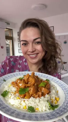 Чірке попрікаш з різі бізі 😋 Дуже смачна і легка страва угорської кухні, спробуйте і вам дуже сподобається 🤗 2 курячі стегна Болгарський перець 1 цибуля  3 зубчика часника Смалець 1 ст.л Паприка 2-3 ст.л Сіль та перець  Цукор 1 ст.л Вода (яку любите густоту) Сметана 200 г Гострий перець маринований по смаку На смальці підсмажуємо цибульку і часник. Далі додаємо болгарський перець порізаний на кубики. Далі додаю паприку, трохи смажимо і вливаємо воду. Солимо перчимо, цукру і гострий перець. Тушимо 20 хв  і додаємо сметану. Подаємо з кнедлями або рисом, картоплею чи будь чим) #закарпатськакухня #закарпатськістрави #закарпатськірецепти #угорськакухня #угорськістрави #попрікаш #сіркепопрікаш #газдиня #закарпаття 