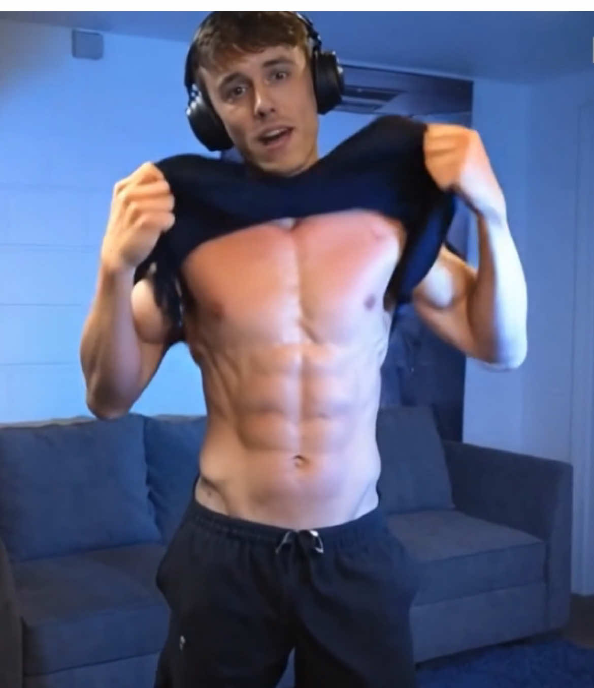 DrDonutt is actually jacked! 🦍 #donutsmp #drdonut #mediarankdonutsmp #Minecraft #pixverse #ai #jacket #muscles @DrDonut please repost😭🙏