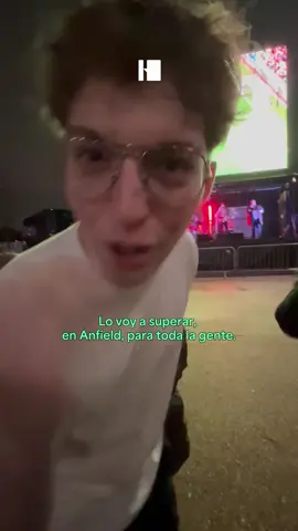 Que la gente confíe... Davo intentó romper un récord de 51 jueguitos afuera del Estadio Anfield con dos grados bajo cero y quinientas personas mirando. Héroe.  📹 NotBaul_ (Twitter) #davoxeneize #bauletti