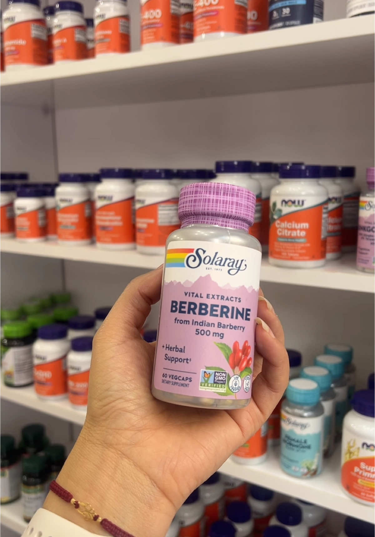 للطلب رقم وتساب 0️⃣6️⃣5️⃣6️⃣0️⃣6️⃣2️⃣1️⃣7️⃣7️⃣👆🏻🇲🇦البربيرين (Berberine) هو مكمل طبيعي معروف بفوائده الصحية، خصوصاً في مجال تحسين عملية التمثيل الغذائي والمساعدة في حرق الدهون. من أبرز فوائده المتعلقة بحرق الدهون: 	1.	تحسين حساسية الأنسولين: البربيرين كيساعد الجسم باش يستعمل الأنسولين بشكل أفضل، وهادشي كيقلل من تخزين الدهون ويحسن حرقها. 	2.	تحفيز عملية الأيض: كيرفع نشاط AMPK (إنزيم مسؤول على الطاقة)، وهادشي كيساهم في حرق السعرات الحرارية بشكل أسرع. 	3.	تقليل دهون الكبد: كيساعد في التخلص من الدهون الزائدة المخزنة في الكبد، اللي كاتكون مرتبطة بالسمنة. 	4.	تقليل الشهية: كيوازن مستويات السكر في الدم، وهادشي كيقلل الرغبة في تناول السكريات والأطعمة الغنية بالسعرات. 	5.	خفض الدهون الضارة: كيساعد في تقليل الدهون الثلاثية والكوليسترول الضار، اللي كيساهم بشكل غير مباشر في تحسين التمثيل الغذائي : #americanshopbyamina #marrakech #casablanca #fpyシ #fouryou #berberine #حرق_دهون #البربيرن #بربيرين #علاج_طبيعي #علاج_بالاعشاب #السكري_النوع_الثاني #مراكش #مراكش_الحمراء_الرباط_طنجة_مكناس #مراكش_المغرب #الشعب_الصيني_ماله_حل😂😂  @Americanshop_byamina  @Americanshop_byamina  @Americanshop_byamina 
