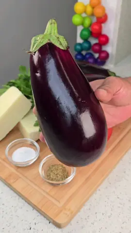 ⬇️🍆 BERENJENAS NAPOLITANAS 🇮🇹⬇️ ¡Berenjenas Napolitanas irresistibles!🔥 ¿A quién más se le hace la boca agua?🤤 Esta receta es súper fácil y el resultado es espectacular.😍 ¡No te la pierdas! 😉  Dale LIKE, GUARDA este reel para cocinarlo este fin de semana y COMPÁRTELO con tus amigos. ¡Vamos a cocinar juntos! ❤️ 🤗 🛒 INGREDIENTES: - 3 Berenjenas medianas. - 3 Tomates maduros grandes. - 400grs de queso mozzarella de barra. - 6 Dientes de ajo. - 50ml de Aceite de oliva. - 1cda de Orégano.  - Albahaca fresca.  - Sal y pimienta al gusto.  🥣 PREPARACIÓN: ➡️ Comienza cortando las berenjenas sobre 2 paletas de madera, en forma de acordeón, colócalos sal y las dejas reposar 20 minutos, luego las enjuagas y las dejas escurrir.  ➡️ Corta el tomate en ruedas delgadas y el queso en cuadros medianos y reserva.  ➡️ Prepara una mezcla con ajo triturado, aceite de oliva y orégano y barniza todas las capas internas de las berenjenas.  ➡️ Rellénalas como se aprecia en el video, colócalas en una bandeja engrasada, las barnizas con más aceite de ajo y orégano. ➡️ Llévalas al horno a 200°C por 40 minutos, agrégale albahaca fresca picadita y listo. ¡No olvides darle LIKE ❤️ si te antojaste! y ¡Etiqueta a alguien con quien quieras disfrutarlas y cuéntame cómo te quedo! 😉 #berenjena #eggplant #vegan #veganfood #vegetarian #rico #recetas #cena #almuerzo #foodies #recetasaludable 