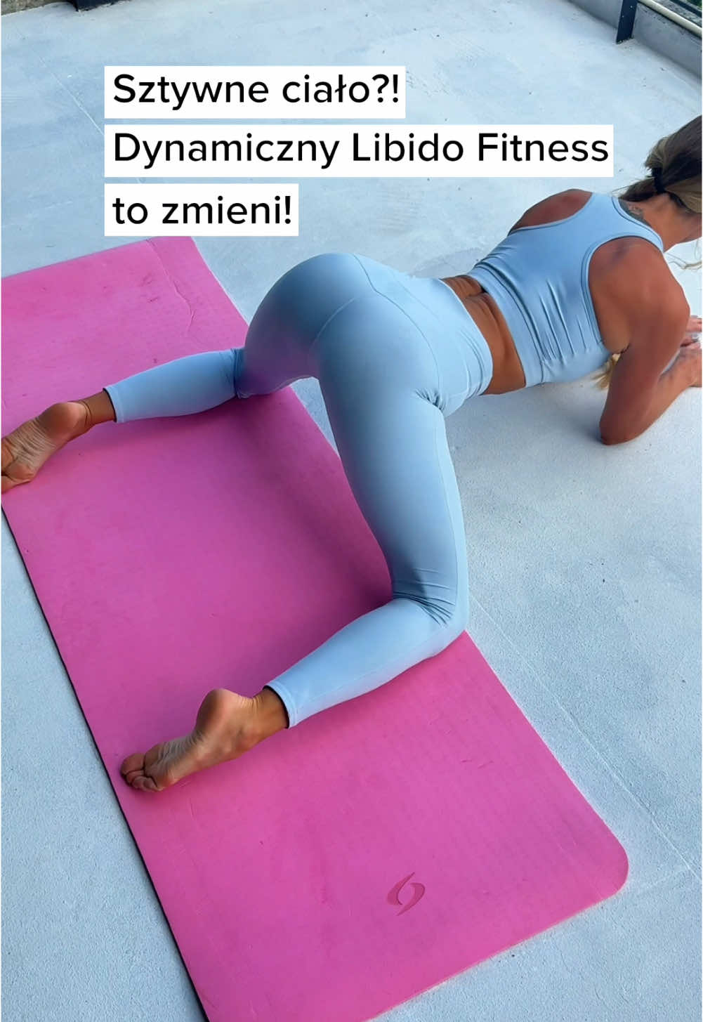 Przygotuj biodra, rozluźnij sztywne ciało 👇 👉Dlaczego w sensualnej gimnastyce wykorzystujemy ruchy takie jak twerkowanie, shake’owanie biodrami i pracę w pozycji najeźdźca? 👉Twerkowanie w tej pozycji to nie tylko zabawa – to skuteczny sposób na: 	•	Rozluźnienie spiętych mięśni miednicy, 	•	Pobudzenie energii w ciele i poprawę przepływu, 	•	Wzmocnienie mięśni ud, bioder i dna miednicy w dynamicznym ruchu. 👉Shake’owanie i twerkowanie pomagają odblokować te napięcia, co poprawia elastyczność i swobodę ruchów. 	•	Przywracają naturalny ruch miednicy – jeśli czujesz, że Twoja miednica jest „zablokowana”, masz ograniczone rozciągnięcie, sztywność czy dyskomfort, te ćwiczenia pomagają uwolnić napięte mięśnie i nauczyć je swobodnego ruchu. 👉Pozycja najeźdźca (rider) to z kolei jedna z najbardziej wymagających pozycji dla ciała: 	•	Wymaga siły i elastyczności mięśni ud oraz miednicy, a także ich wytrzymałości. 	•	Dla wielu kobiet jest niekomfortowa, bo mięśnie szybko się męczą, uda są pospinane, a ciało odczuwa dyskomfort zamiast przyjemności. 	•	To nie jest coś, co „po prostu się ma” – tę pozycję trzeba wyćwiczyć, żeby ruchy stały się naturalne i swobodne dla ciała. 👉Co zyskasz dzięki tym ćwiczeniom? 	•	Przestaniesz odczuwać ból i napięcie. 	•	Skupisz się na właściwej pracy mięśni intymnych – zaciskaniu i rozluźnianiu. 	•	Twoje ruchy bioder staną się płynne i pełne swobody, a Ty poczujesz się pewna w swoim ciele. Wszystko zaczyna się od pracy z miednicą – bo to centrum kobiecej energii. Właśnie tego uczymy się w moim programie Sensualna Gimnastyka Libido Fitness🔥 Chcesz dołączyć? Napisz priv! #sensualnagimnastyka #intymnagimnastyka #libidofitness #zdrowiekobiet #kobiecość #energia #świadomośćciała #twerkowanie #shakeowanie #miednica #treningkobiet #pewnośćsiebie #seksualność #fitnesskobiet #gimnastyka #biodra #mięśniednamiednicy
