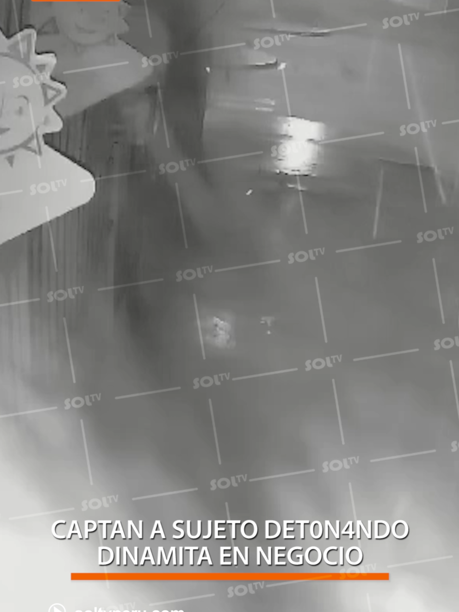 🚨 #ATENCIÓN #TRUJILLO I ¡TODO QUEDÓ GRABADO! Un sujeto fue captado por una cámara de seguridad colocando un explosivo en un negocio de productos naturales. 💥 La explosión causó pánico entre los vecinos, quienes exigen justicia y seguridad en la zona. 💰 El propietario reveló que es víctima de extorsión desde diciembre, con exigencias de 50 mil soles. La Policía Nacional está tras los pasos del responsable. Más información en el link de la bio.📲