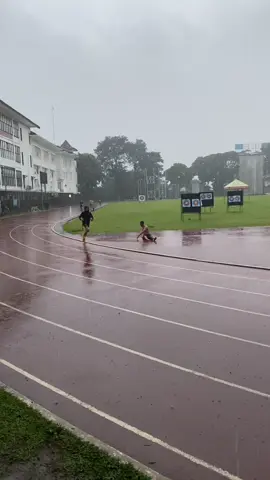 🏃+🌧️#4upage #xyzbca #fyp #trackandfield 