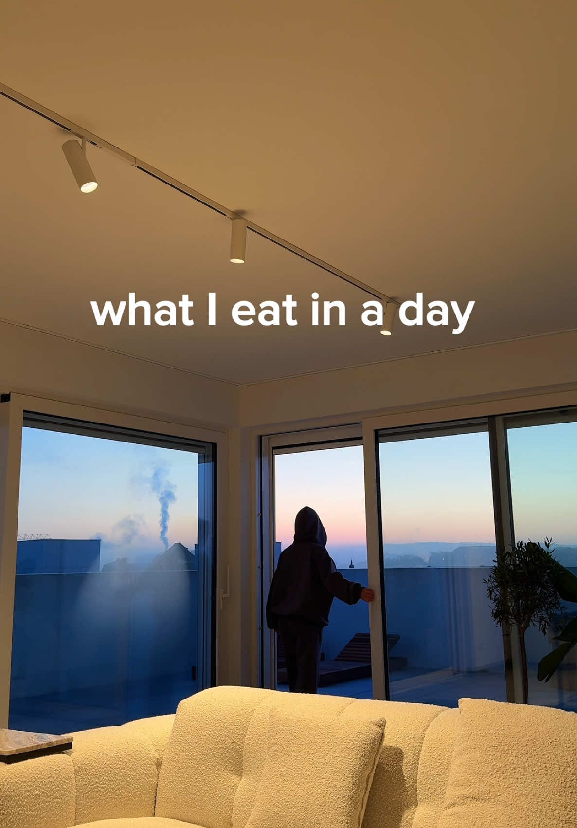 what I eat in a day is back :) * morning : hydration, I add lemon when I have some, I like to eat fruit, sometimes I eat it for breakfast. * breakfast - bagels and eggs Toasted bagels with philadelphia On top, mix avocado and tomato, salt and pepper. 2 eggs Always with my cappuccino  * lunch - dumpling soup and toast I try to have it prepared in advance, it saves time. The evening before, I made dumpling soup. The advantage of soup is that it's ready in no time!  2 slices of toast and off you go.  * snack - yoghurt I've been making a mix of yoghurt and fruit for years. Here I've mixed it with apple pieces, and a little agave syrup to spice it up.  dinner - fried chicken and salad It's the first time I've used my air fryer, and it's great for avoiding bad fats. I could have spiced up the breadcrumbs a bit more, but my sister agreed. you need (for 2) - 350g chicken  - 3 eggs - 1 cup breadcrumbs - 2 tablespoons flour - 2 tablespoons milk  - paprika, cumin, salt, pepper - salad - bell bell pepper - mango - green onion  - olive oil - vinegar (I like a sweet vinegar) Cut chicken into pieces and/or remove skin from pine nuts.  Break and mix the 3 eggs, add the spinach and milk. Mix well. Stir the chicken into the egg mixture, and leave to marinate for 30 minutes if you're patient. Later, place flour and breadcrumbs in separate dishes. Take turns dipping the marinated chicken in them 2 times.  Place them in the air fryer (this also works in a pan in oil, lol). For the salad, blend with the olive oil and vinegar. Season with salt and pepper.  * I didn't film it, but I love a tea/tisane before bedtime, as you know. Bon appétit 
