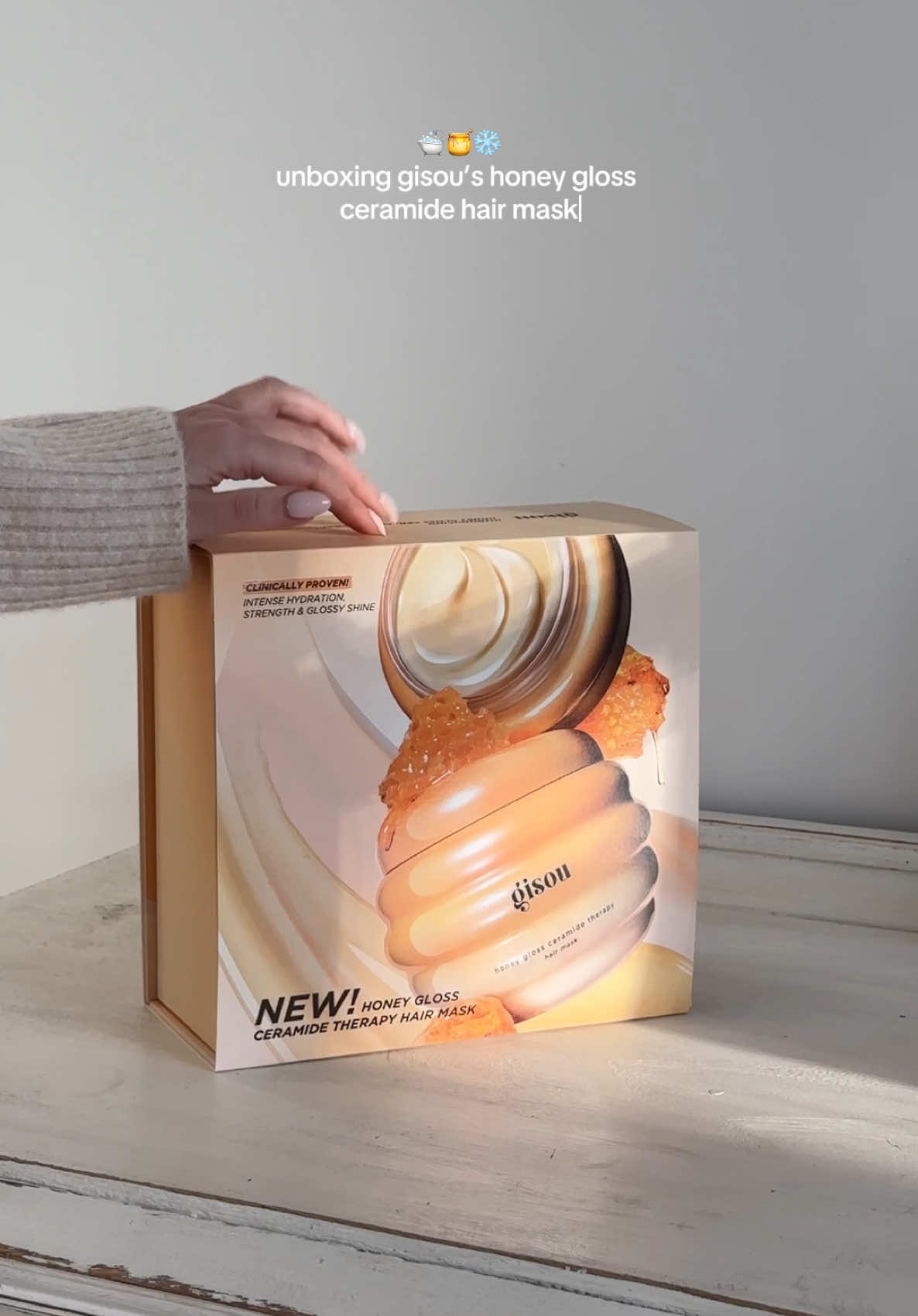 My hair routine just got sooo much better @Gisou 🛁🍯❄️ very excited to try this #gisou #gisouhairoil #prunboxing #gisouunboxing #prhaul #gisoulipoil #haircare #aestheticunboxing #aestheticvideos #unboxingvideo #asmrunboxing 