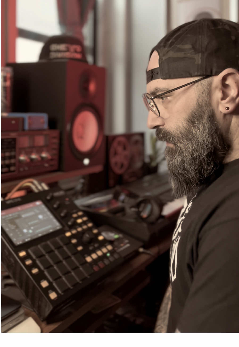 Making beats 🎸 🎶  #makingbeats #beatmaking #beatmakers #beatvideo #hardbeats #guitarbeat #rapbeat #hiphopbeats #samplebeats #boombapbeats #sampledbeats 