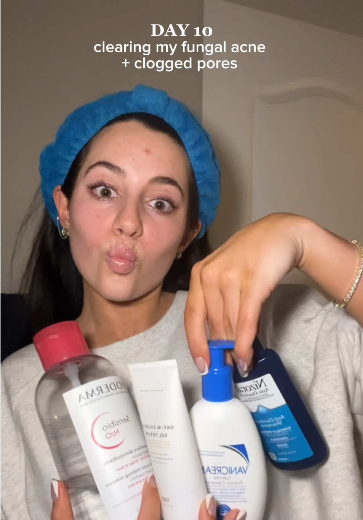 my orange hands are killing me HAHA don’t look at them I beg 😭😭😭 #fungalacne #cloggedpores #acneskincareroutine #day10 #acnesafe #nighttimeskincare #nightroutine 