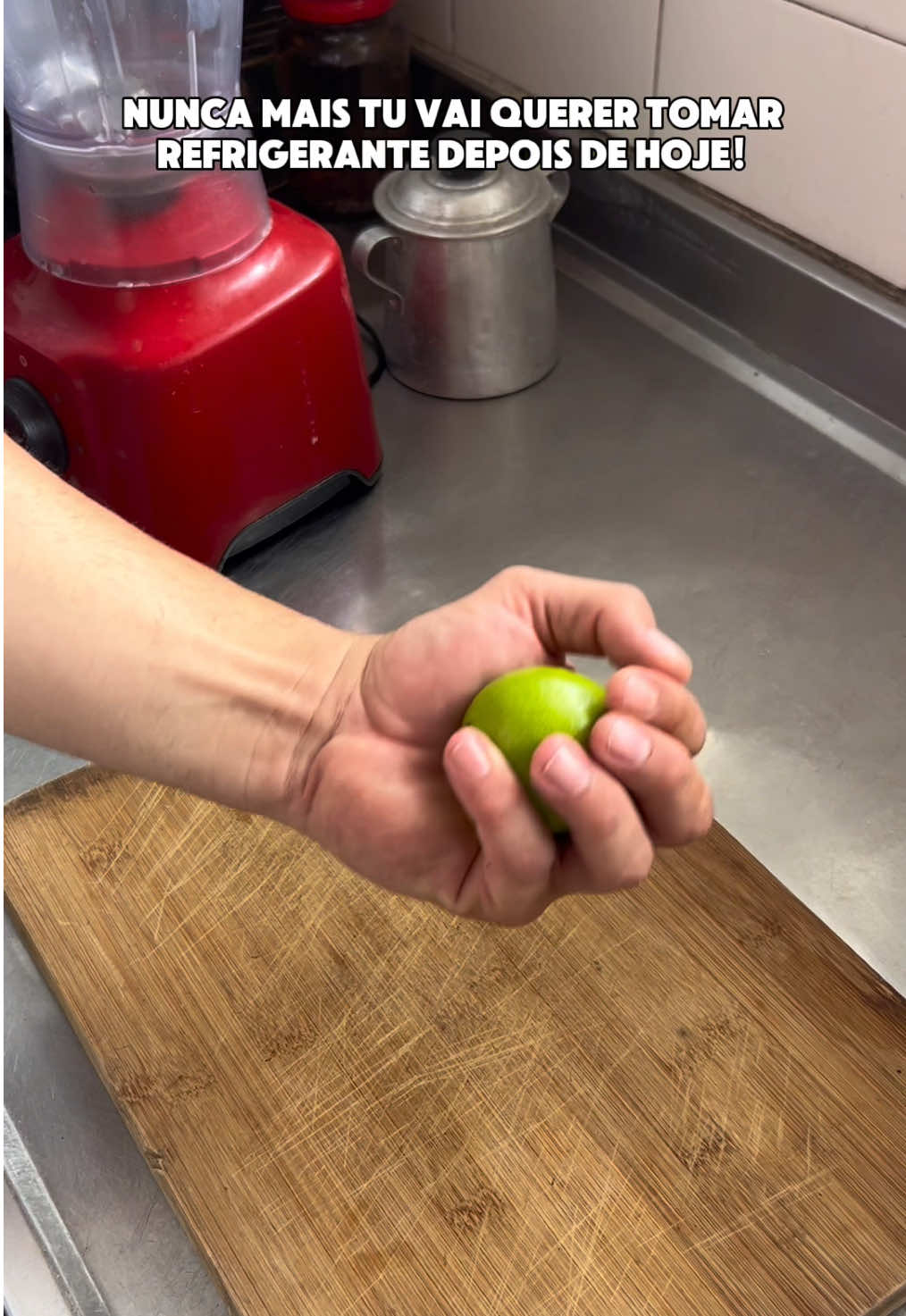 NUNCA MAIS TU VAI QUERER TOMAR REFRIGERANTE DEPOIS DE HOJE! Tu sabia que dá pra fazer um refrigerante 100% natural, delicioso e super simples em casa? Só precisa de um limão, meia xícara de açúcar refinado e uma garrafa de água com gás. O segredo? Tirar a parte amarga do limão, cortar em cubos e bater tudo no liquidificador. Depois, é só adicionar gelo e pronto! Fica tão bom que até quem ama aquele “coquinha” vai trocar por essa versão caseira. Faz aí na tua casa e me conta: qual foi a tua reação quando provou?