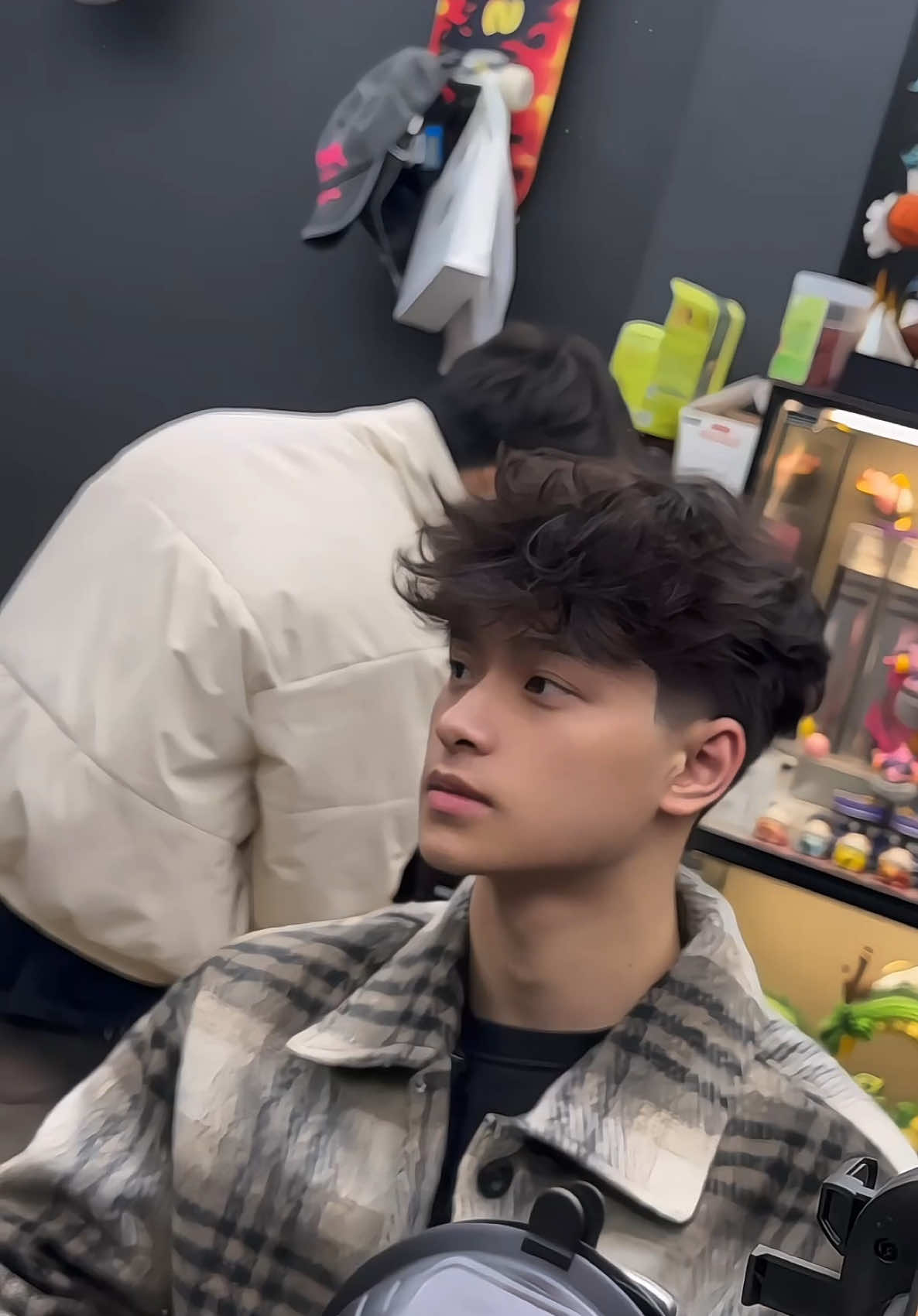 +1 combo uốn nhuộm messy fringe đổi hệ điều hành cho em zai Buck Zang @phongvu.hihi #zawntusfreshcut #xuhuongtiktok #viral #fringe #messy #xuhuong #xuhuongtocdep #hair #taper 