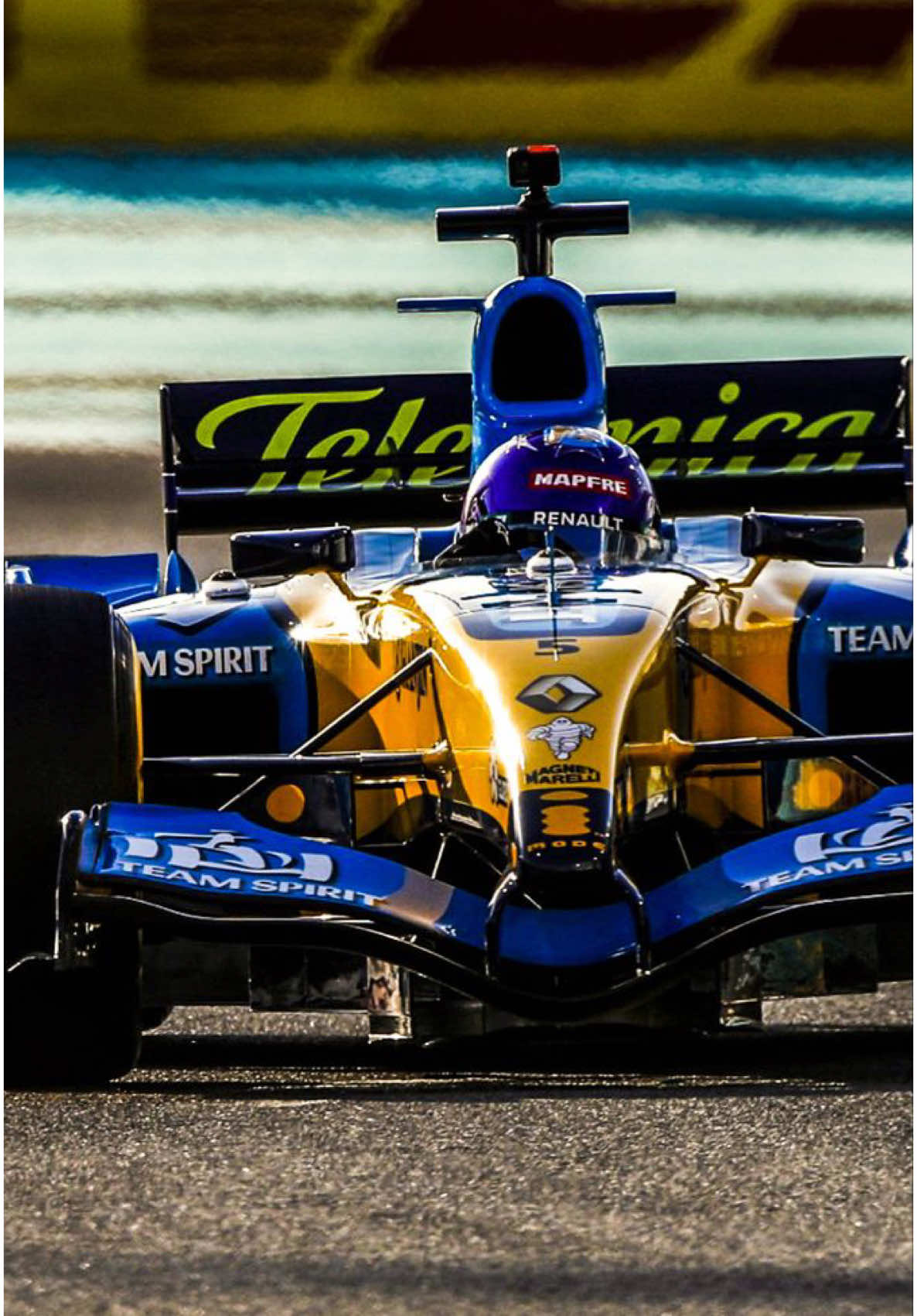 THE ORIGINALS RENAULT – LA COLLECTION 🇫🇷 C’est LE modèle emblématique de cette 7ᵉ édition du KENNOL Grand Prix de France Historique : la légendaire Renault F1 R25 de 2005 ! 20 ans, ça se fête… Anciennement pilotée par l'Espagnol Fernando Alonso et l'Italien Giancarlo Fisichella, cette monoplace représente l'aboutissement d'innovations majeures : une suspension repensée, un aérodynamisme optimisé et un moteur alliant fiabilité et puissance accrue. Ces atouts ont permis à l’écurie française de dominer le championnat F1 en 2005 avec 8 victoires et un doublé historique : le titre de champion du monde pilote pour Fernando Alonso et celui de champion du monde constructeur. 🏆 Ne manquez pas l’opportunité de vibrer au son de ce mythique V10 sur le Circuit Paul Ricard les 25-26-27 avril.  Le pilote sera dévoilé mercredi prochain… d’ici là on vous laisse deviner ! 😉 🎥 @Arnaud Deschasse  #TheOriginalsRenault #renault #renaultsport #F1 #R25 #Alonso #GPFH
