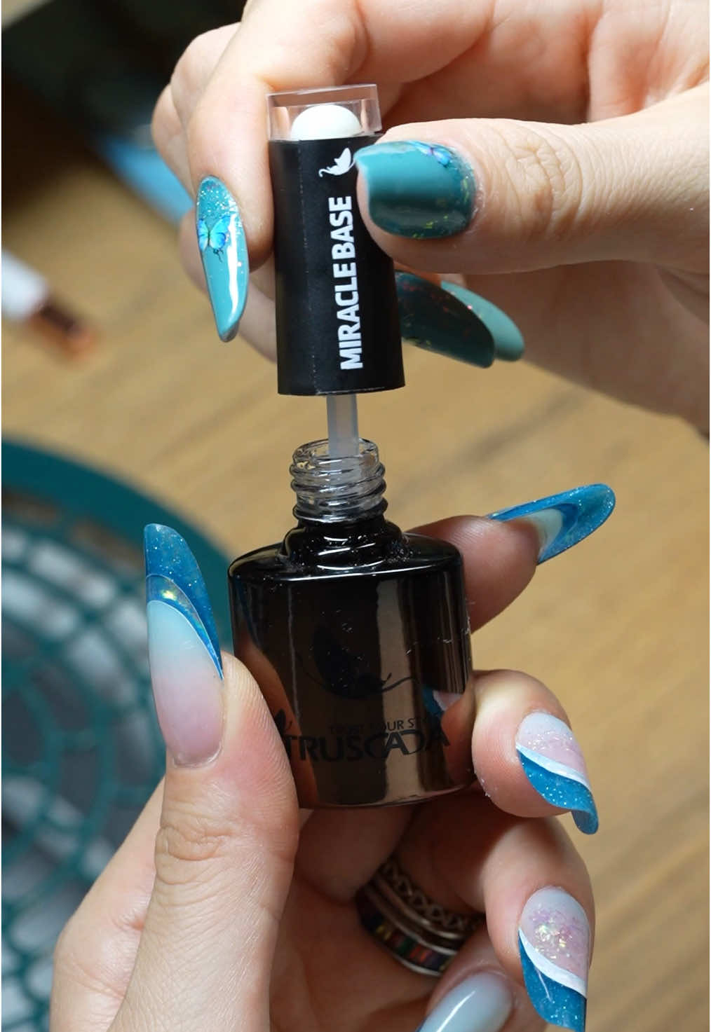 Passione e professionalità si uniscono per dar vita alle vostre nails preferite 💅🏻 . @Umana Labs  . #chicbeautynails #salonedibellezza #civitavecchia #trattamenti #beauty #nailsacademy #nails #nailart #naildesigns 