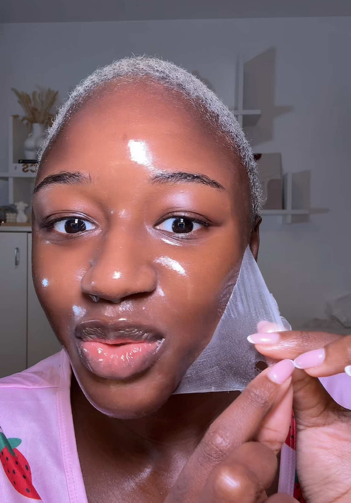 Omg mais @YesStyle c’est une folie ce masque au collagène (publicité) medicube!  Je comprends le buzz maintenant 😍 il hydrate et raffermit trop bien la peau #yesstyle #collagenmask #crashtest #BeautyTok @Medicube Global 