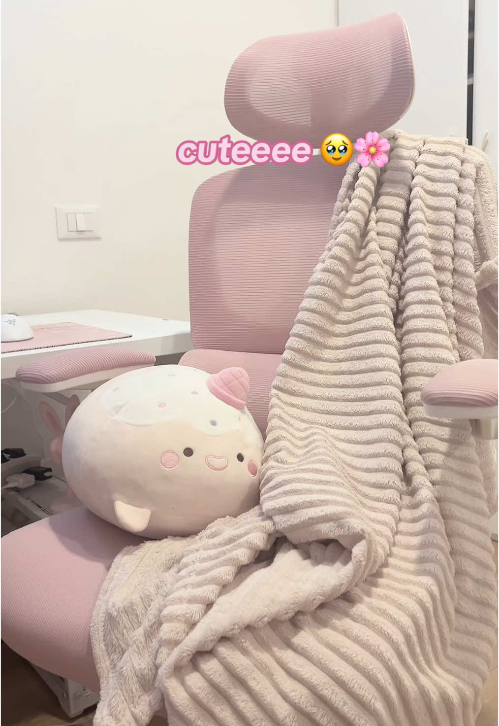 i’m in love 🥹🩷     #gamingchair #unboxingvideo #GamingSetup #pink #cute #soft #ergonomicchairs #pinkgamingchair #setupinspiration #GamingOnTikTok #pcsetup #gamer #unboxwithme #aesthetic #chair #pcgamer #cutesetup #setuptour #fyp 