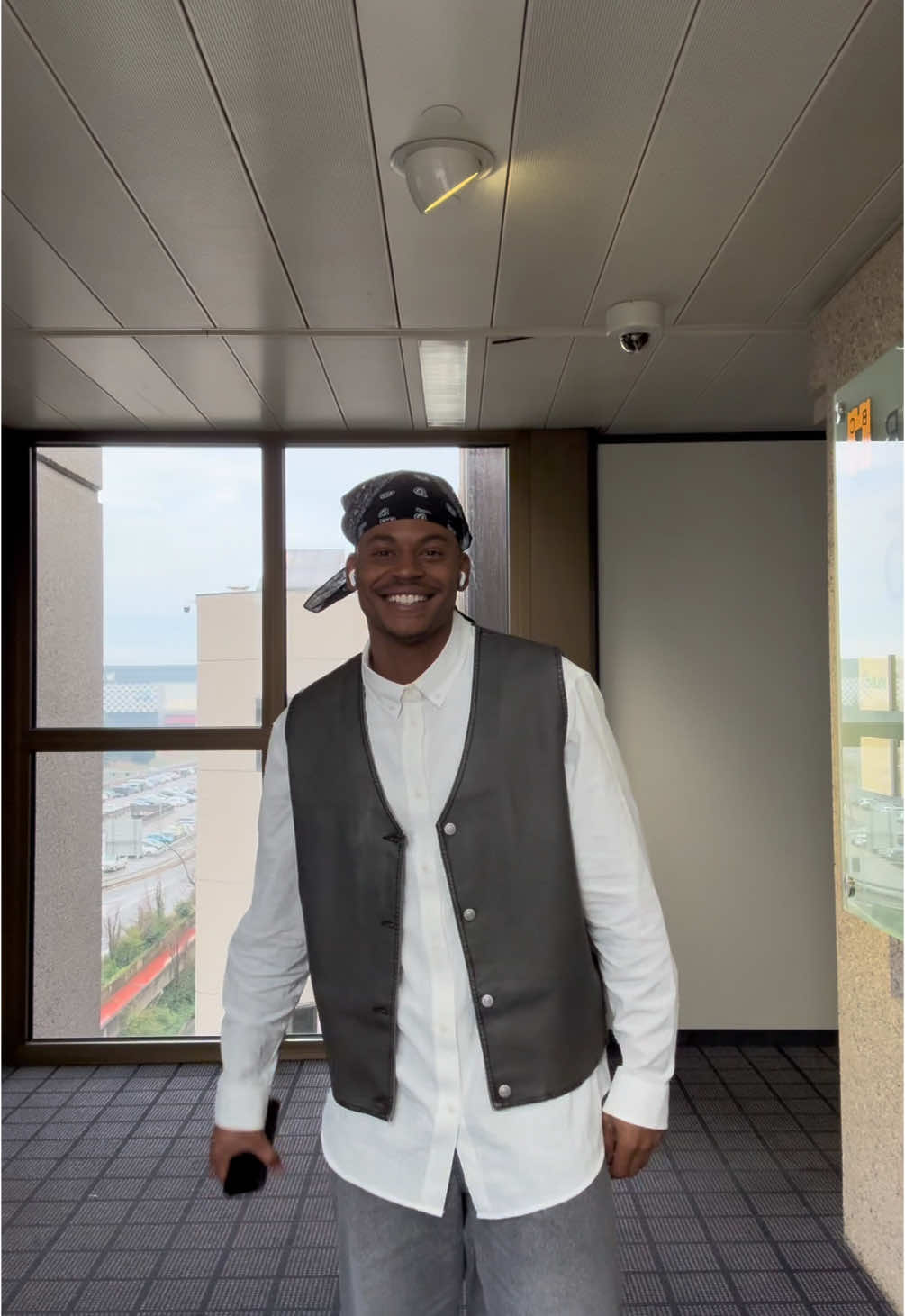 Un look à la 2Pac Cheveux Court west africa coast Gansta modern  #grwm #fashiontiktok #fashionhacks #OOTD  @H&M vest is a Heat  @asos #asosfashunweek #2pac #retrostyle #onlygodcanjudgeme 