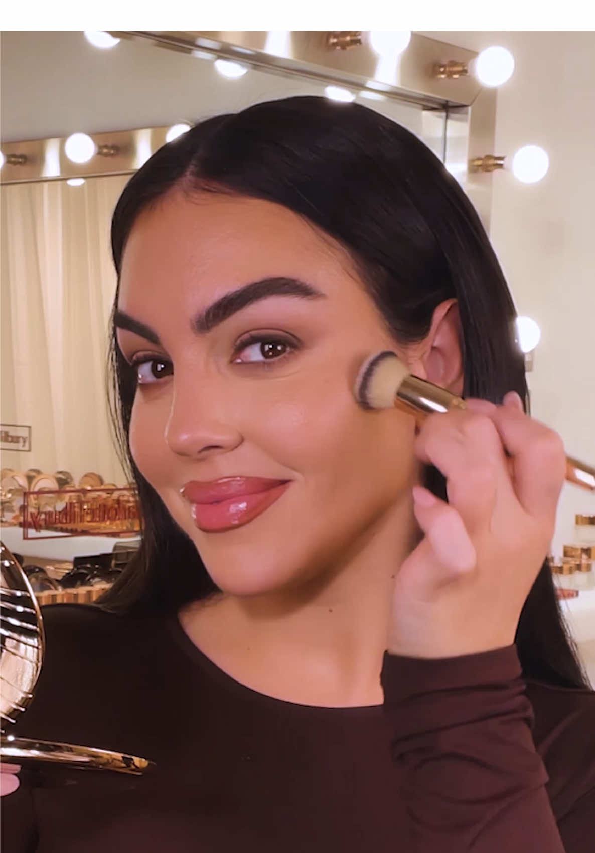 We are seated for @Georgina Rodríguez's LEGENDARY contour hack. 👀🤎 #HollywoodContourWand 💫