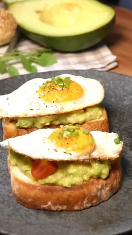 INGREDIENTES: 1/2 abacate 2 fatias de pão  1 dente de alho 1/2 limão siciliano ou qualquer outro de sua preferência Sal e pimenta a gosto 2 ovos Azeite Manteiga 10 tomatinhos cereja (ou outro de sua preferência) Cebolinha a gosto Manjericão a gosto  MODO DE PREPARO Coloque o abacate em um tigela e amasse com um garfo ou fouet até ficar bem uniforme. Tempere com sal e pimenta a gosto. Adicione o suco de 1/2 limão e cebolinha a gosto. Finalize com um fio generoso de azeite e misture bem. Grelhe com manteiga as duas fatias de pão. Pegue o dente de alho descascado e esfregue nas fatias de pão, isso vai ajudar a dar sabor. Em uma frigideira frite dois ovos (se você gostar, nós aconselhamos que deixe a gema mole) MONTAGEM: Adicione a pasta de abacate na fatia de pão e em seguida o tomate cereja cortado. Acrescente o ovo e decore com salsinha e manjericão. Finalize com um fio de azeite. #receitafacil #avocadotoast #receita #lanche