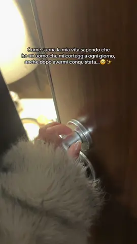 Ragazze, non perdete tempo con chi non sa apprezzarvi. L’amore vero non vi fa sentire insicure, ma vi corteggia ogni giorno con piccole attenzioni: chi vi ascolta, si ricorda dei dettagli che vi fanno felici, e vi supporta nei momenti difficili. Non accontentatevi di chi vi tratta come una seconda scelta o vi fa sentire un peso. L’amore sano vi nutre, vi fa crescere, e vi aiuta a essere la migliore versione di voi stesse. Amate voi stesse e lasciate andare chi non vi merita. Non accontentatevi mai. Mai. 